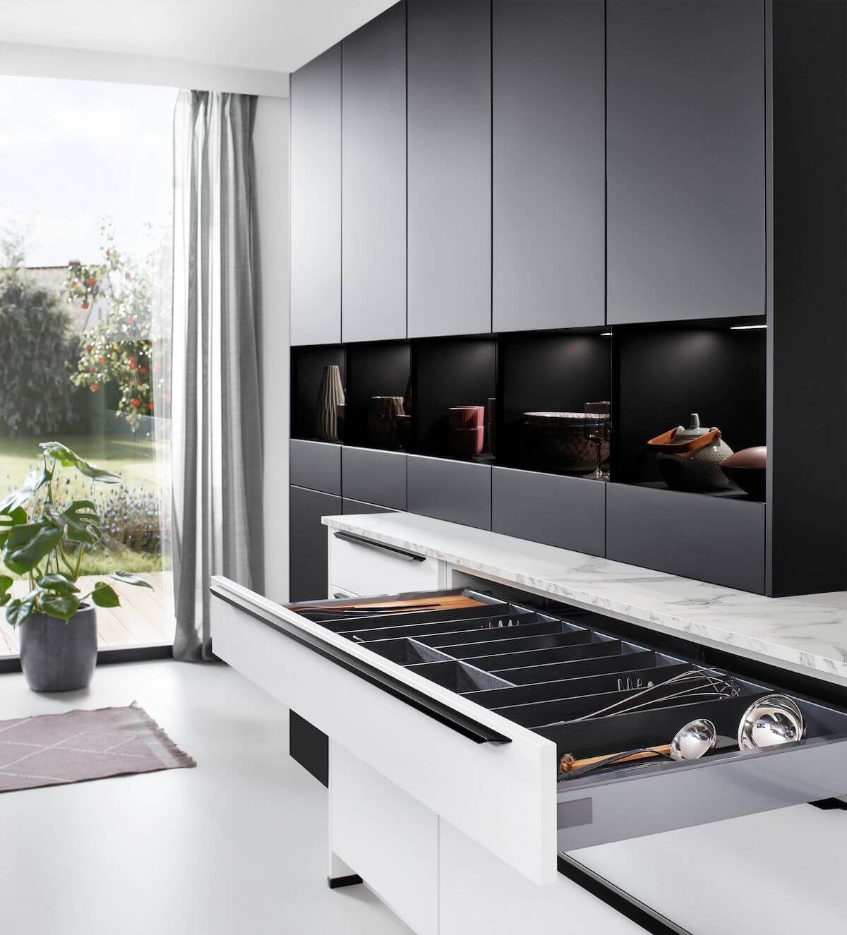 Nobilia-Moderne-Inselkueche-Easytouch-schwarzer-Hochschrank