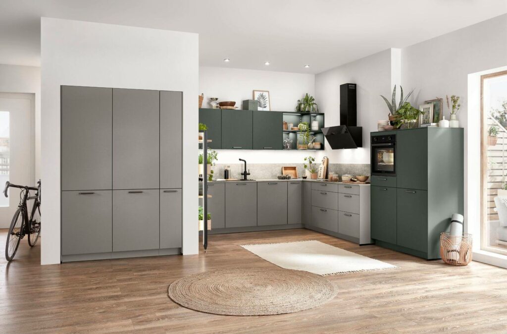 Nobilia-Moderne-U-Kueche-mit-Hochschrank-und-Regal