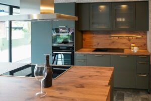 Moderne Inselküche matt grün mit Holz Arbeitsplatte Farben in der Küche