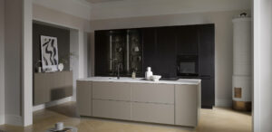 Haecker Neuheiten 2025 Haecker_Designkueche_Insel_Eiche-schwarz_Beigebraun