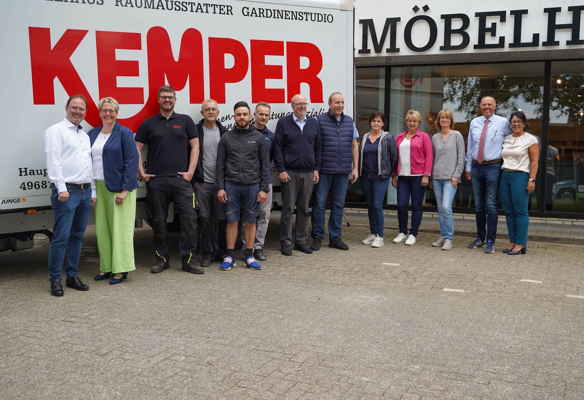 Das Team vom Möbelhaus Kemper vor dem Haus in Garrel