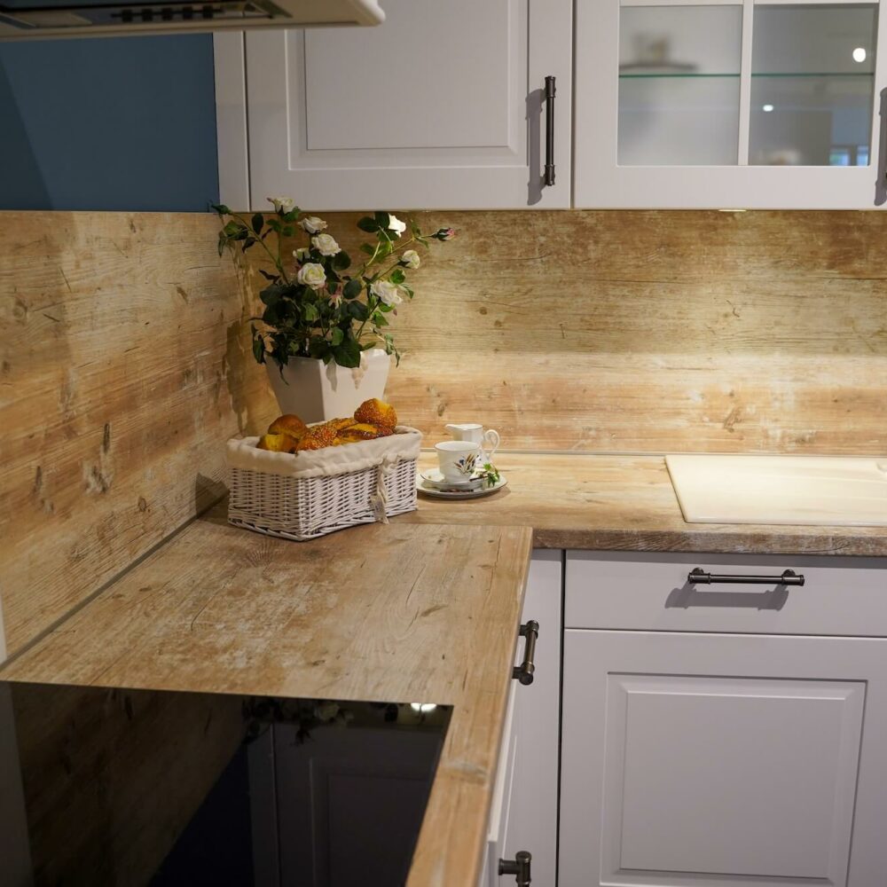 L-Kueche im Landhausstil Weiß goldene Armatur