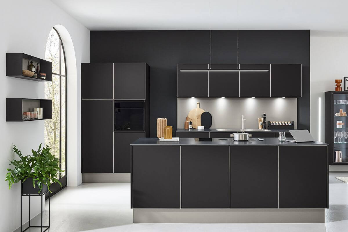 Ballerina Design Inselküche schwarz