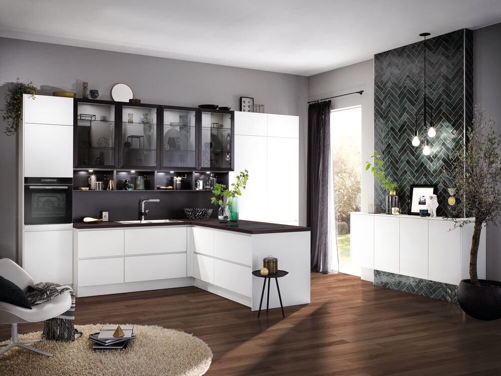 Häcker Moderne L-Küche weiß mit Hochschrank