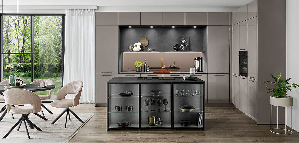 Nobilia Design Inselküche Taupegrau Hochglanz Fronten und Trends bei Nobilia 2026