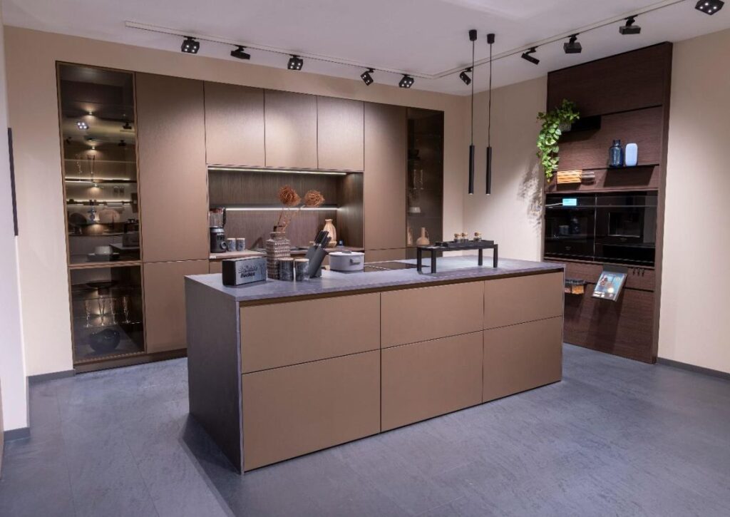 Ballerina-Design-Inselkueche-Antique-Brass Ballerina Designküche mit Insel Antique Brass