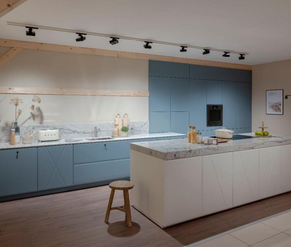 Ballerina-Design-Inselkueche-hellblau Ballerina Design Inselküche hellblau