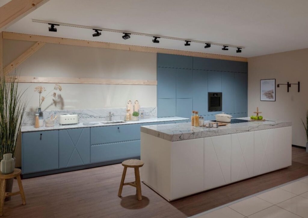Ballerina-Design-Inselkueche-hellblau Ballerina Design Inselküche hellblau