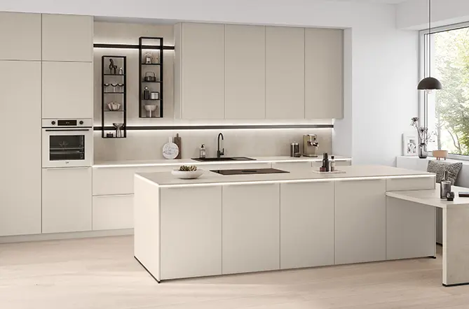Neuheiten bei Nobilia 2027: grifflose Inselküche Senso 489 in Sand mit Backofen in Frontfarbe
